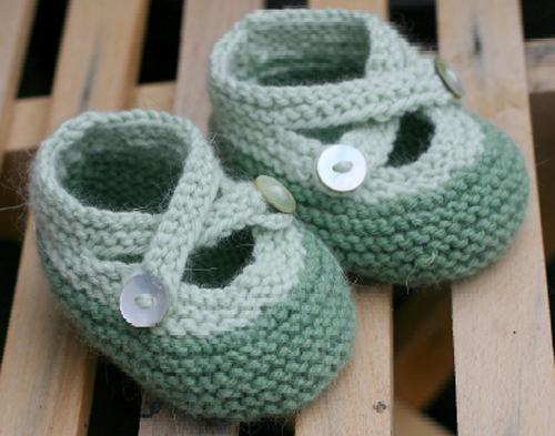 //a.dilcdn.com/bl/wp-content/uploads/sites/8/2011/10/cotton-booties-by-saartje-at-knitting-bee.jpg