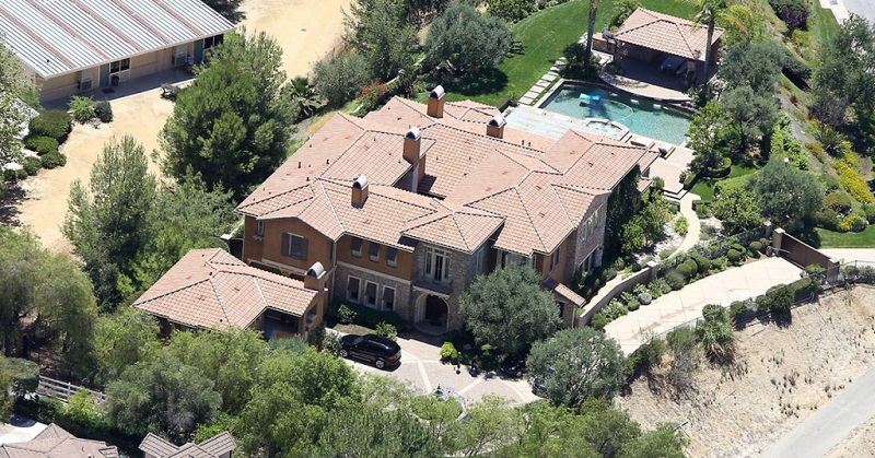 06-AD-Mansion-SelenaGomez