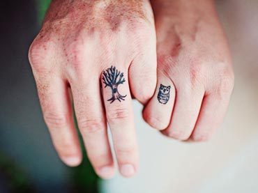 18-Heart-Touching-Wedding-Ring-Tattoo-Design